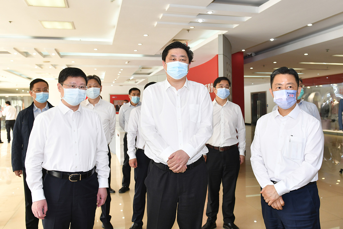 4月12日，無錫市市長趙建軍帶隊深入紅豆集團，專題調研疫情防控和復工復產工作。